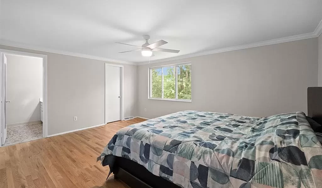A Bedroom With A Bed In A Room