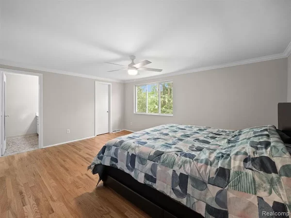 A Bedroom With A Bed In A Room