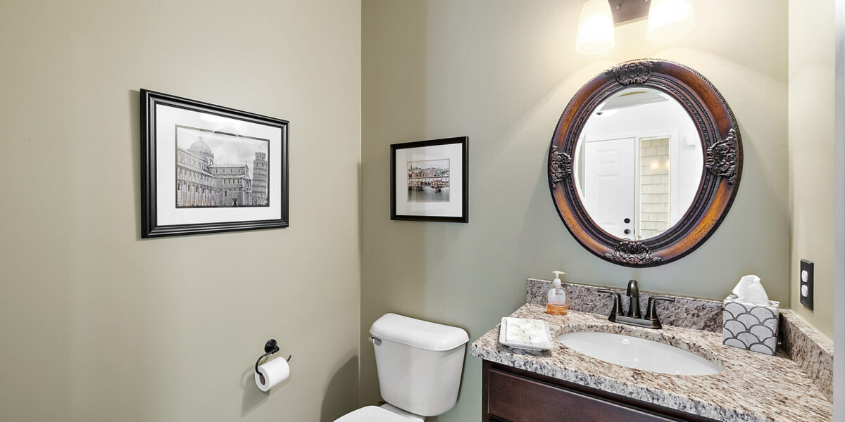 A Bedroom With A Large Mirror