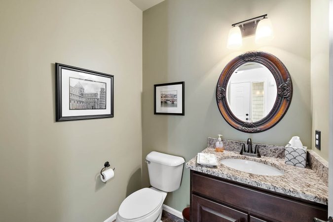 A Bedroom With A Large Mirror