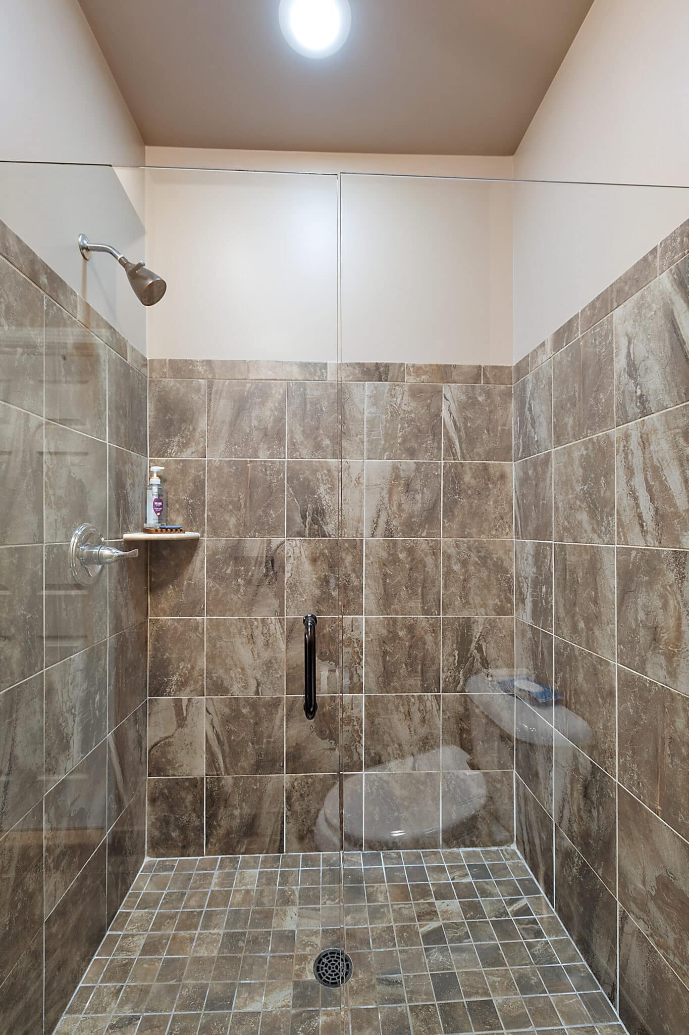 a room with a tiled shower