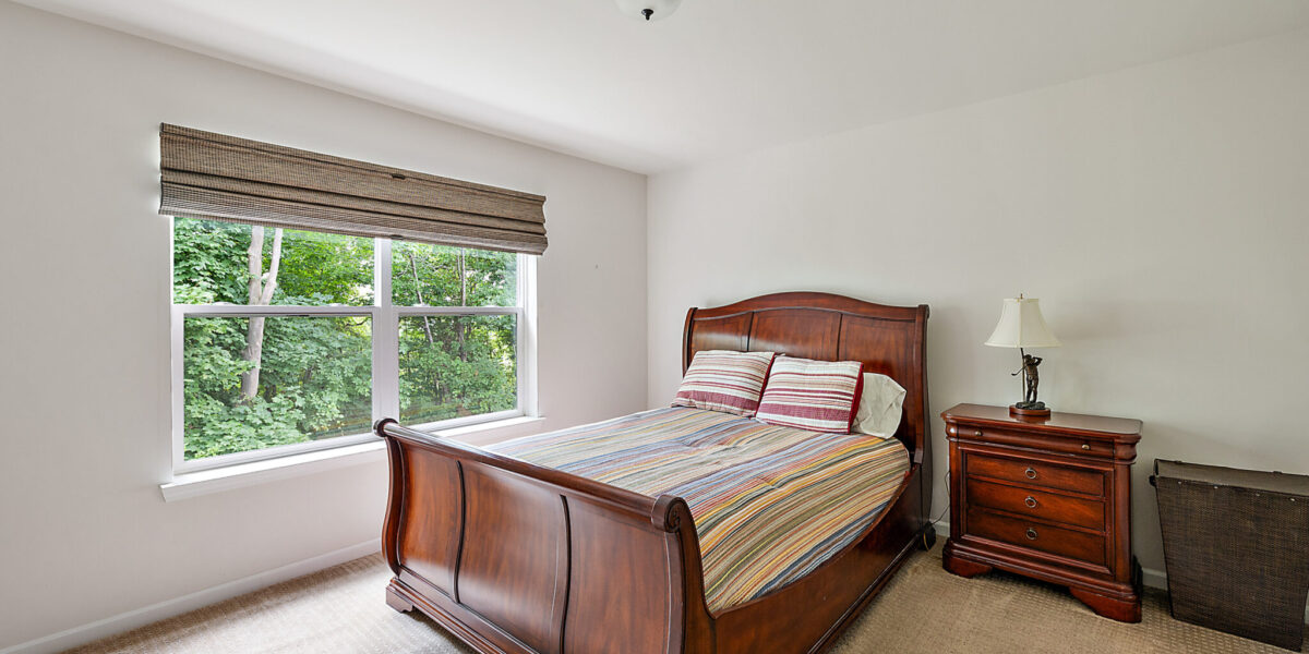 A Bedroom With A Bed In A Room