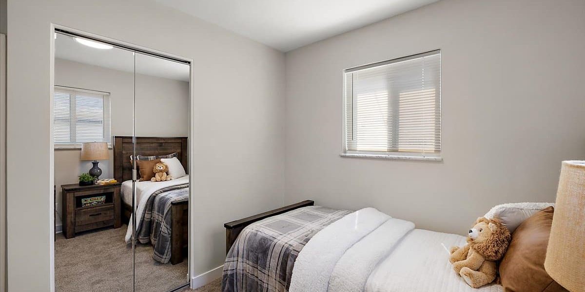 A Bedroom With A Bed In A Hotel Room