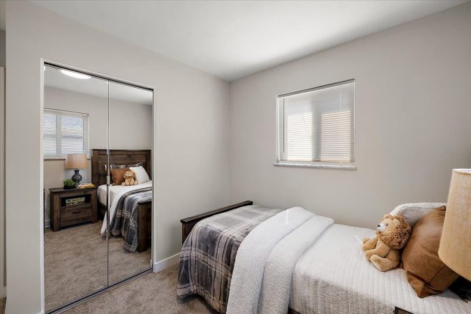 A Bedroom With A Bed In A Hotel Room