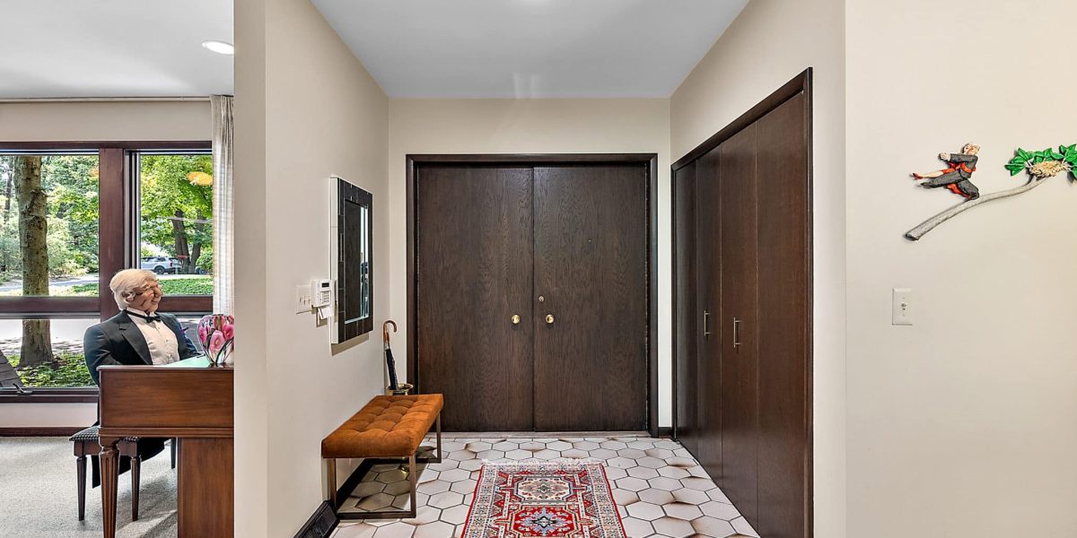 Foyer/Door